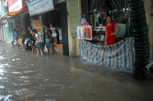 Lối vào các nhà dân phải chắn sóng...