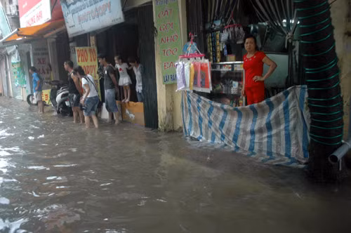 Lối vào các nhà dân phải chắn sóng...