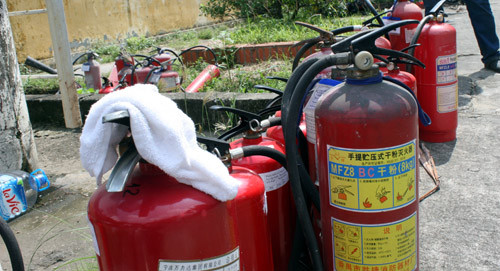 Các bình chữa cháy mini nằm cạnh trạm biến áp 110kV trong công viên Nghĩa Đô, Cầu Giấy, Hà Nội.