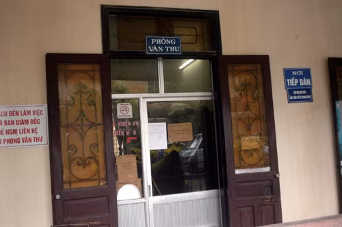 Nhưng những ngày này phòng văn thư đóng cửa im ỉm