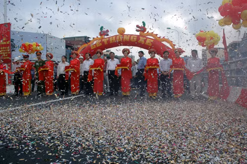 Lễ cắt băng thông xe cầu thép ở ngã tư Đại Cồ Việt - Trần Khát Chân.