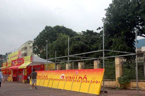 Thi nhau dựng quầy bánh trung thu trên vỉa hè đường Phạm Văn Đồng, quận Cầu Giấy.