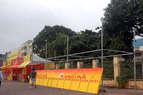 Thi nhau dựng quầy bánh trung thu trên vỉa hè đường Phạm Văn Đồng, quận Cầu Giấy.