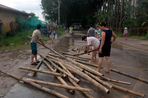 Nhân dân cũng tham gia chống vỡ đê sông Cầu Ngà.