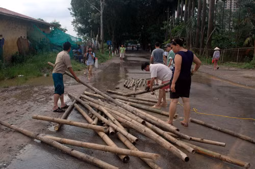 Nhân dân cũng tham gia chống vỡ đê sông Cầu Ngà.