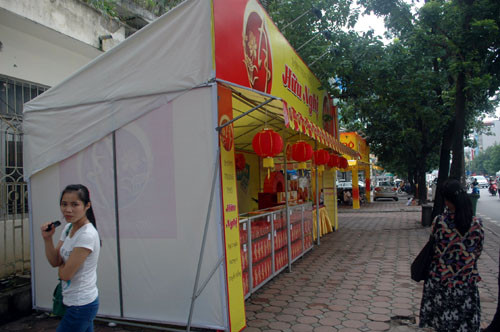 Quầy bánh trung thu này cạnh ngã ba Láng Hạ - Thái Thịnh.