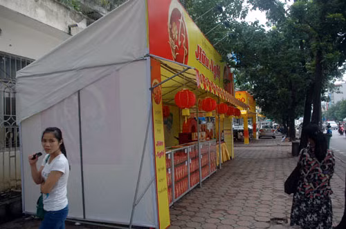 Quầy bánh trung thu này cạnh ngã ba Láng Hạ - Thái Thịnh.