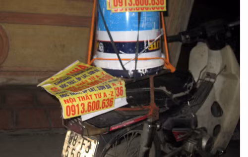 Phương tiện của 2 thanh niên đi dán bậy quảng cáo, rao vặt.