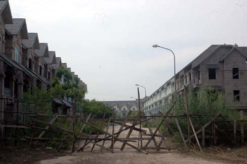 Nhưng ngay lối vào những căn biệt thự đã thấy sự nhếch nhác.