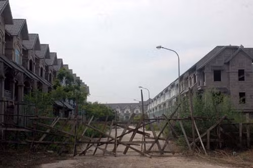 Nhưng ngay lối vào những căn biệt thự đã thấy sự nhếch nhác.