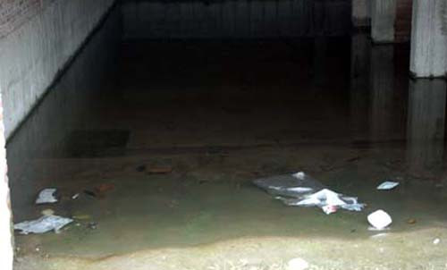 Rác ngập bên trong căn biệt thự cùng nước.