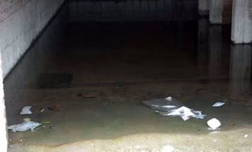 Rác ngập bên trong căn biệt thự cùng nước.