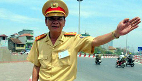 Thượng tá Lê Đức Đoàn làm nhiệm vụ tại cầu Chương Dương.