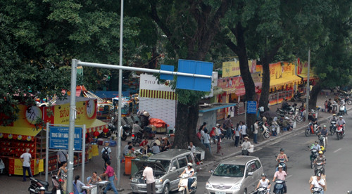 Các địa điểm bán bánh trung thu lấn chiếm vải hè trên phố Tây Sơn.