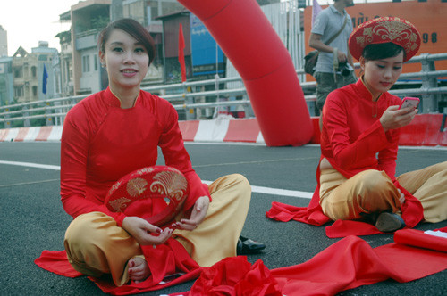 Thiếu nữ như hoa trên cây cầu thép mềm mại nhất Thủ đô.