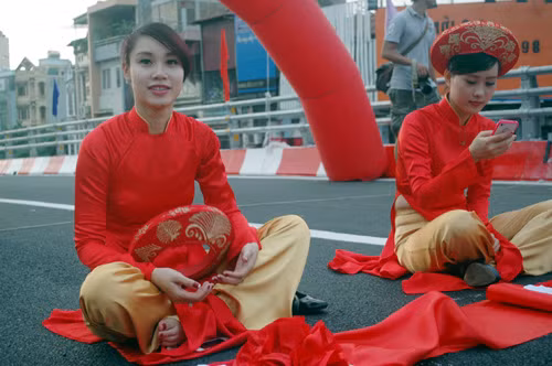 Thiếu nữ như hoa trên cây cầu thép mềm mại nhất Thủ đô.