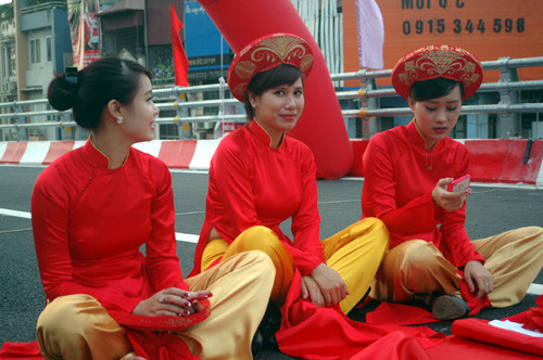 Cô gái có vẻ ngượng ngùng trước ống kính phóng viên.