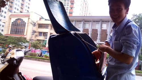 "Bán thuốc lá lẻ phải có giấy phép?", một thanh niên bỏ mối thuốc lá lẻ đến các quán cóc ngạc nhiên.