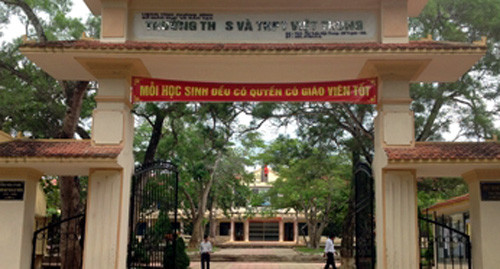 Trường THCS và THPT Việt Trung, nơi ban hành lệnh cấm nữ giáo viên mặc váy lên lớp.