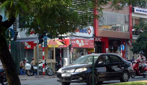 Hai chiến sĩ CSGT làm nhiệm ở ngã tư đường Thanh Niên - Yên Phụ ngồi bên chốt.