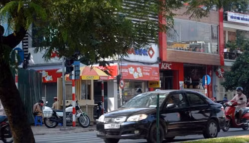 Hai chiến sĩ CSGT làm nhiệm ở ngã tư đường Thanh Niên - Yên Phụ ngồi bên chốt.