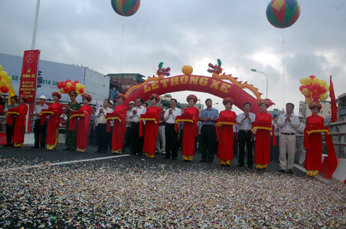 Chính thức cắt băng thông cầu.