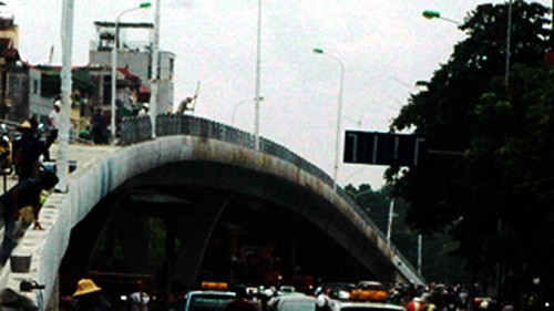 Tổng mức đầu tư dự án là 181 tỷ đồng. Cầu hoàn thành sẽ giải quyết tình trạng ùn tắc tại nút giao thông Đại Cồ Việt - Trần Khát Chân.