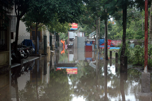 Trường THPT Xuân Thủy (huyện Từ Liêm) ngập cả trong lẫn ngoài...