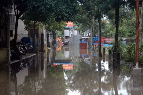 Trường THPT Xuân Thủy (huyện Từ Liêm) ngập cả trong lẫn ngoài...