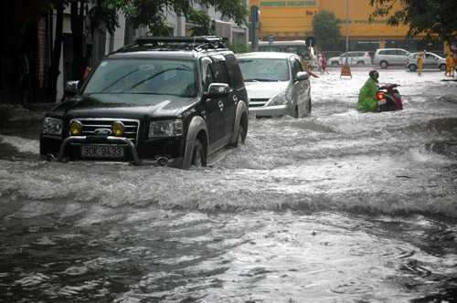 Ô tô nối đuôi nhau làm người đi xe máy hoa mắt chóng mặt vì "say sóng".