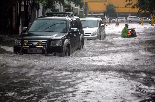 Ô tô nối đuôi nhau làm người đi xe máy hoa mắt chóng mặt vì "say sóng".
