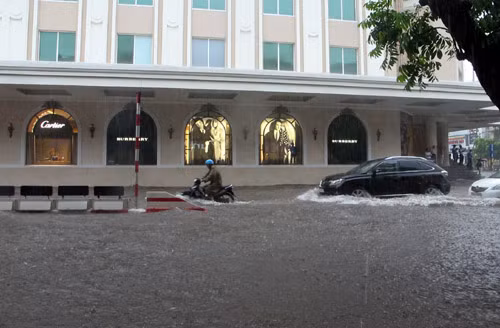 Ảnh chụp mênh mông biển nước trước Trung tâm thương mại Tràng Tiền Plaza.