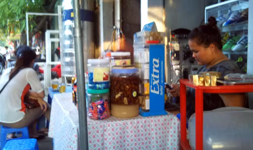 Nhiều người kinh doanh thuốc lá nhỏ lẻ lo lắng về quy định mới.