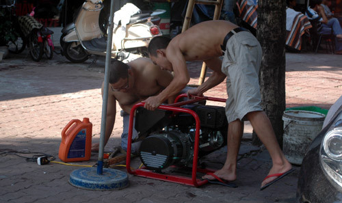Mất điện, người dân đánh vật với máy phát điện.