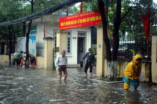 "Chị cấp thoát nước ơi chờ chúng tôi với?"