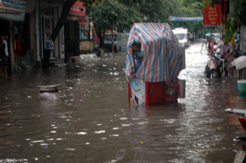 Đồ dùng cá nhân của gia đình trôi ra lòng đường.