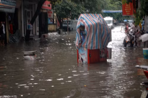 Đồ dùng cá nhân của gia đình trôi ra lòng đường.