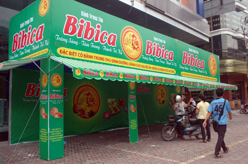 Quầy bánh trung thu chiếm vỉa hè đường Thái Hà.