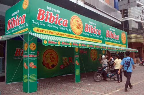 Quầy bánh trung thu chiếm vỉa hè đường Thái Hà.