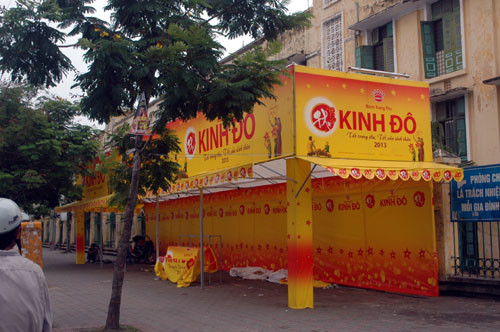 Cửa hàng bánh trung thu đang dựng ở vỉa hè đường Hồ Tùng Mậu, cạnh ĐH Thương mại, quận Cầu Giấy.