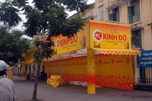 Cửa hàng bánh trung thu đang dựng ở vỉa hè đường Hồ Tùng Mậu, cạnh ĐH Thương mại, quận Cầu Giấy.