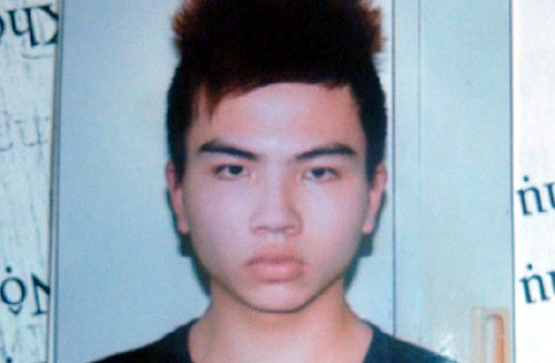 Đối tượng Hoàng nổ xe máy chờ Hải ở ngoài trụ sở công an.