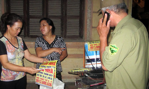 Người dân cũng bác Thảo Nguyên bắt 2 nam thanh niên giao cơ quan công an.