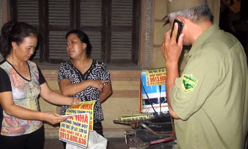 Người dân cũng bác Thảo Nguyên bắt 2 nam thanh niên giao cơ quan công an.