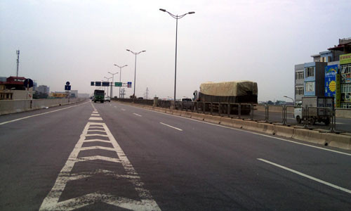 Mặt đường cao tốc trên cao, đoạn rẽ xuống đường Nguyễn Xiển, xuất hiện lún.