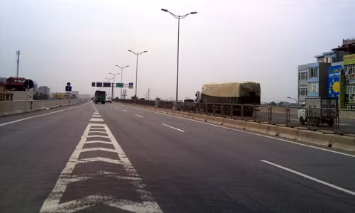 Mặt đường cao tốc trên cao, đoạn rẽ xuống đường Nguyễn Xiển, xuất hiện lún.