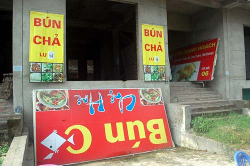 Biệt thự thành kho chứa biển quảng cáo.