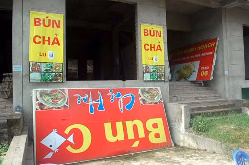 Biệt thự thành kho chứa biển quảng cáo.