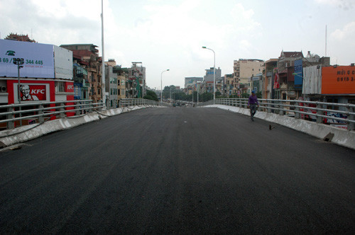 Cây cầu uốn lượn theo nhịp của lòng đường hiếm thấy tại Thủ đô.