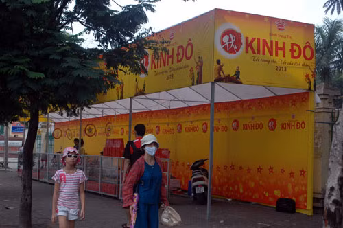 Địa điểm bán bánh trung thu "quây" vỉa hè đường Hồ Tùng Mậu, quận Cầu Giấy.